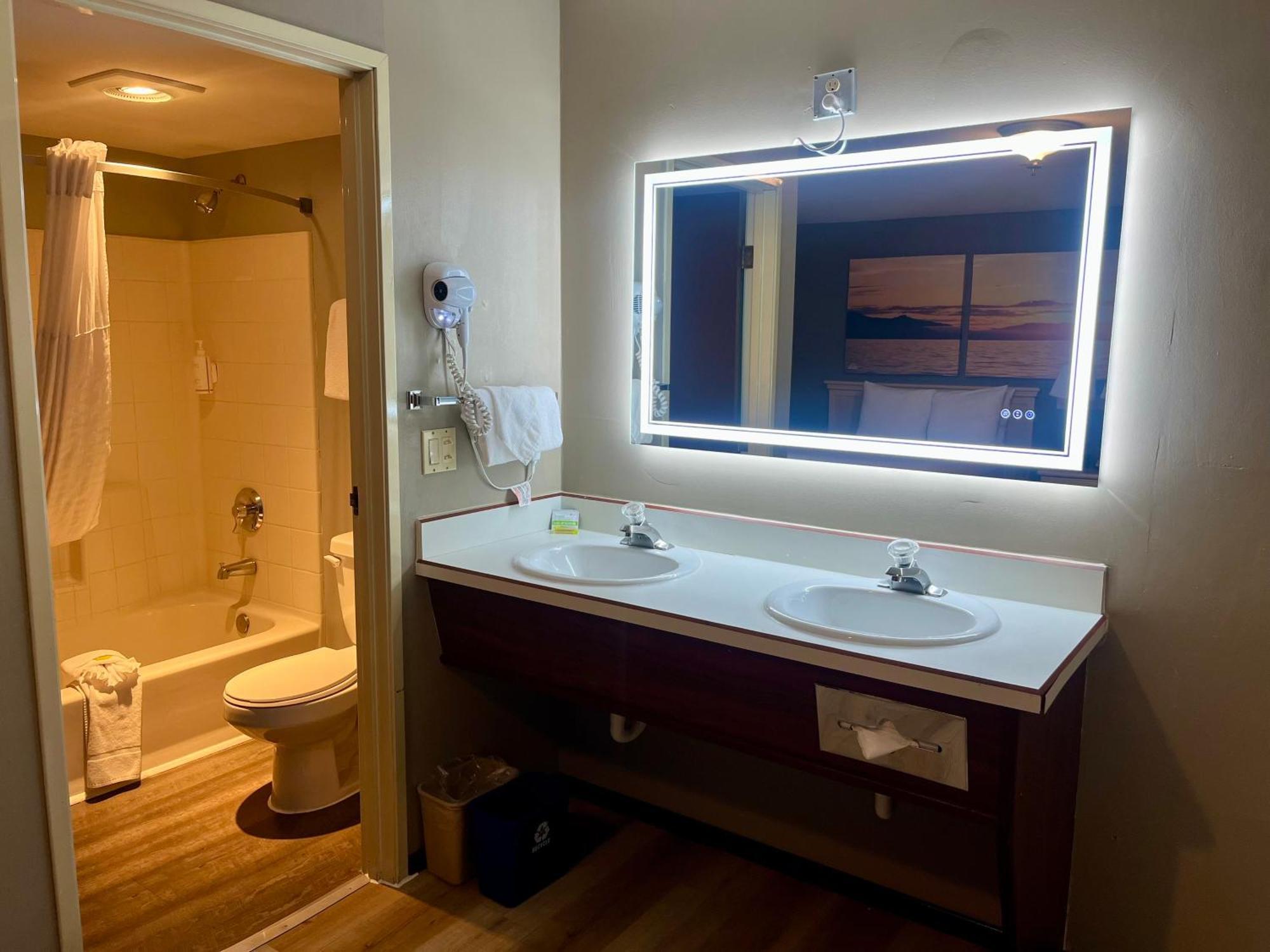 Days Inn By Wyndham Seatac Airport Εξωτερικό φωτογραφία
